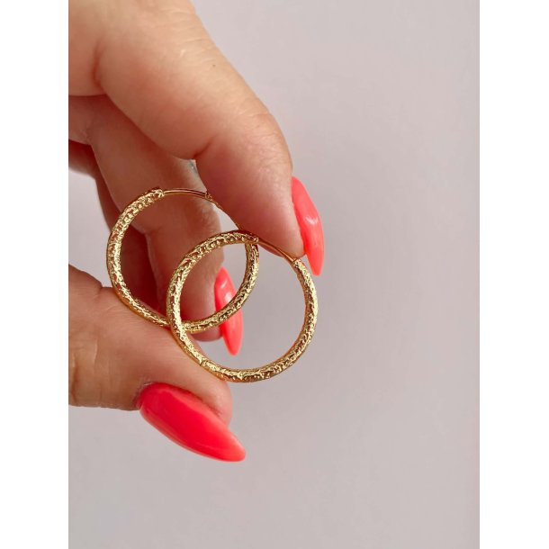 FRIIHOF+SIIG - GIA HOOPS BRUSHED (MELLEM) - GULDBELAGTE �RERINGE