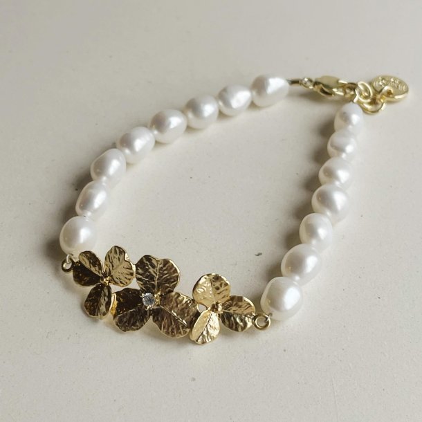 FRIIHOF+SIIG - 2024039 - ARMBND - GULDBELAGTE BLOMSTER - WHITE PEARLS